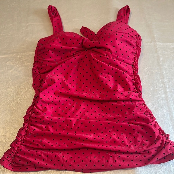 Jantzen Red and Black One Piece Swimsuit with Ruched Detailing - Picture 1 of 7